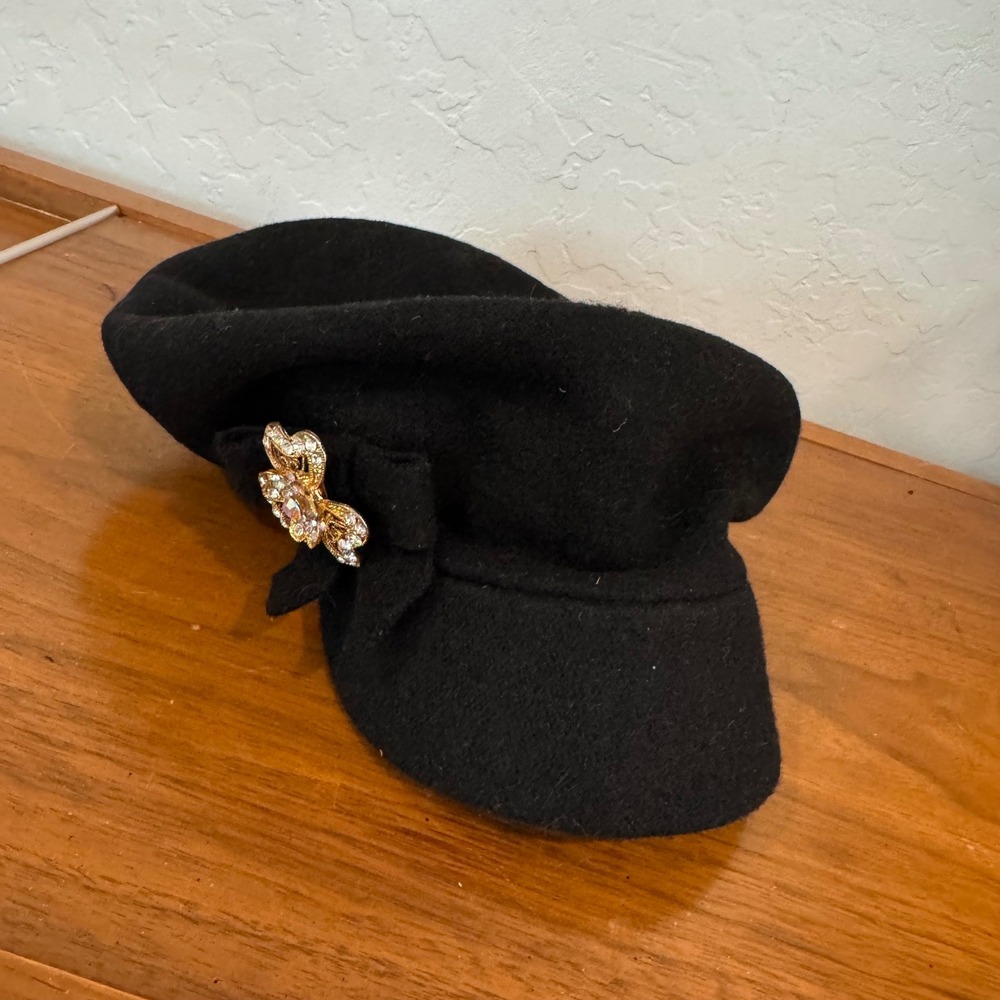 Betmar Newsboy Cap Women OS Black Excellent Wool Butterfly Brooch Bow Accent